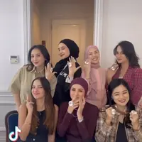 Gaya Geng Cendol Pamer Cincin “Berlian” Besar Pemberian Titi Kamal saat Acara Makan Siang. [Tiktok Titi Kamal]