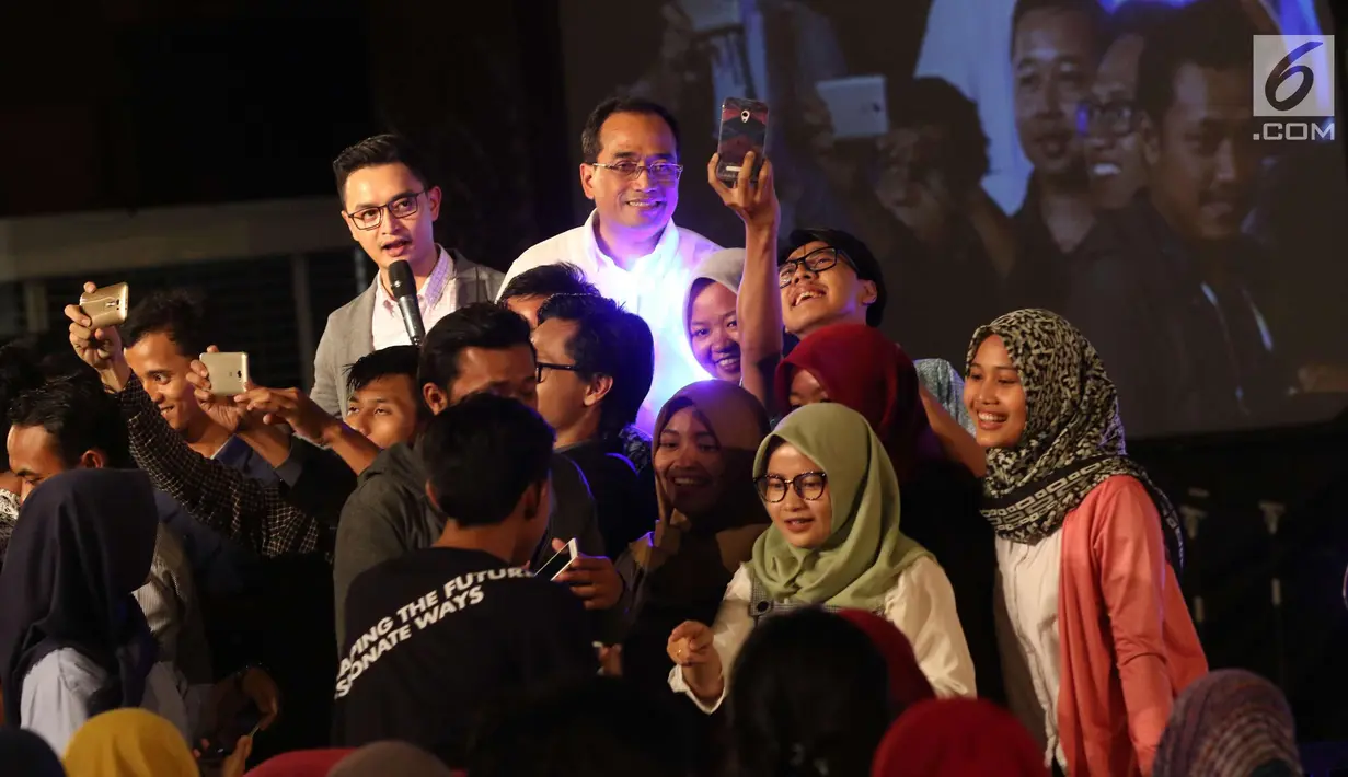 Peserta Emtek Goes to Campus (EGTC) 2017 berswafoto dengan Menhub Budi Karya Sumadi di Universitas Gadjah Mada, Yogyakarta, Selasa (31/10). EGTC 2017 berlangsung dua hari pada Selasa 31 Oktober 2017 dan Rabu 1 November 2017. (Liputan6.com/Helmi Afandi)