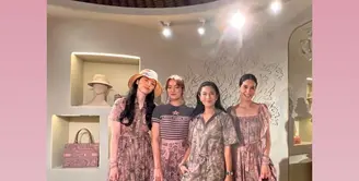 Dian Sastrowardoyo, Marsha Timothy, Mawar Eva dan Velove Vexia terlihat elegan di acara Dior Riviera. Diselenggarakan di Bali, ke empat perempuan ini tampil elegan dengan gaya masing-masing. Siapa yang jadi favoritmu? [@marshatimothy]