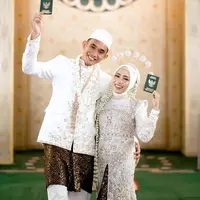 Lihat di sini tampilan Rizky Ridho dan Sendy Aulia resmi menikah dalam balutan adat Jawa. [@rizkyridhoramadhani].