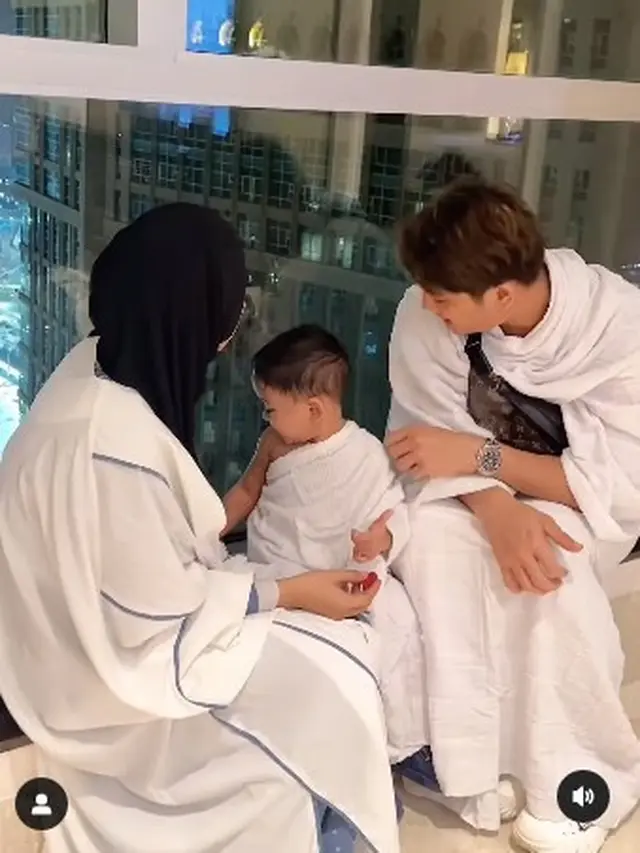 7 Potret Lesty Kejora dan Rizky Billar Jalani Umroh, Ajak Baby Levian