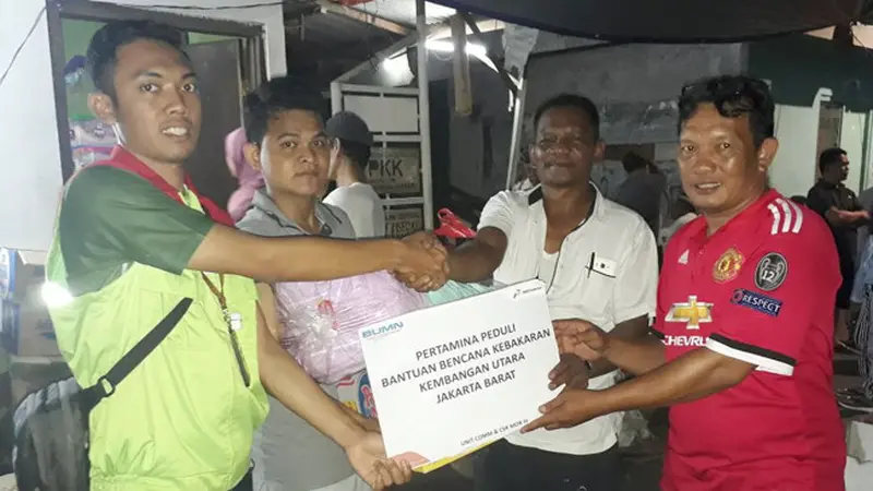 PT Pertamina MOR III Saat Memberi Bantuan kepada Korban Kebakaran di Taman Kota