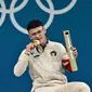 Rizki Juniansyah dari Indonesia meraih medali emas dari cabor angkat besi di Olimpiade 2024. (Miguel MEDINA / AF)