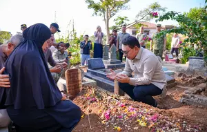 Dudung Ziarah ke Makam Calon Manajer Kopdes, Serahkan Santunan