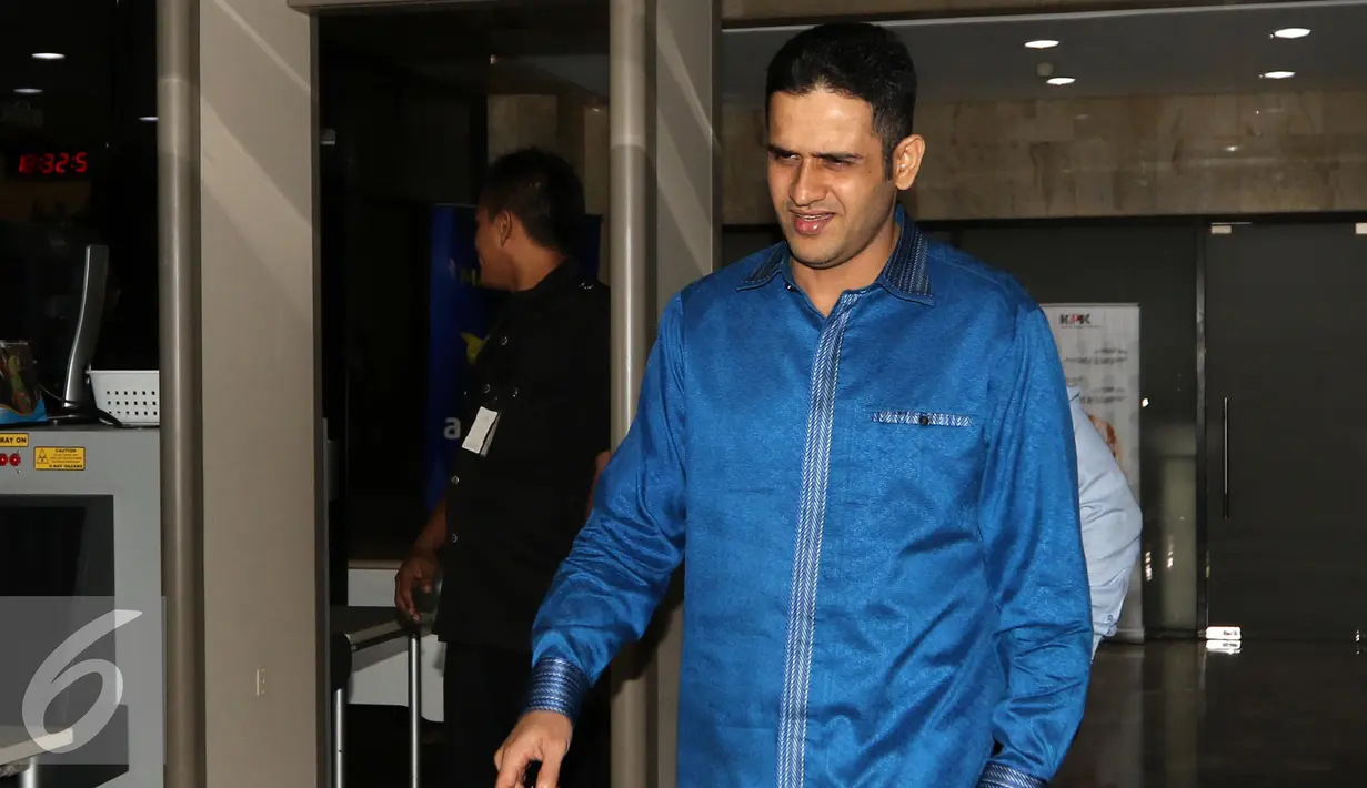 M Nazaruddin keluar dari gedung KPK usai menjalani pemeriksaan, Jakarta, Kamis (29/9) Nazaruddin kembali dipanggil KPK terkait kasus pengadaan e-KTP. (Liputan6.com/Helmi Afandi)