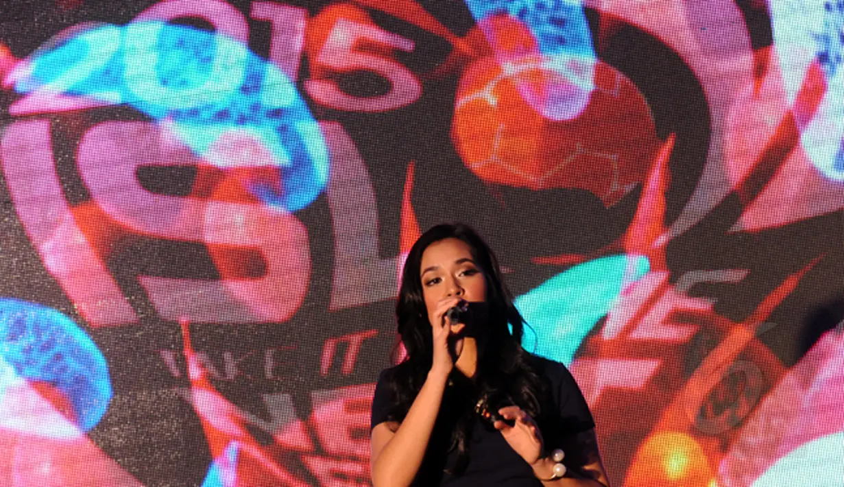 Penyanyi Raisa Andriana tampil memeriahkan malam peresmian gelaran Indonesia Super League 2015 di Lounge VVIP Barat Stadion GBK Jakarta, Sabtu (14/2/2015). (Liputan6.com/Helmi Fithriansyah)