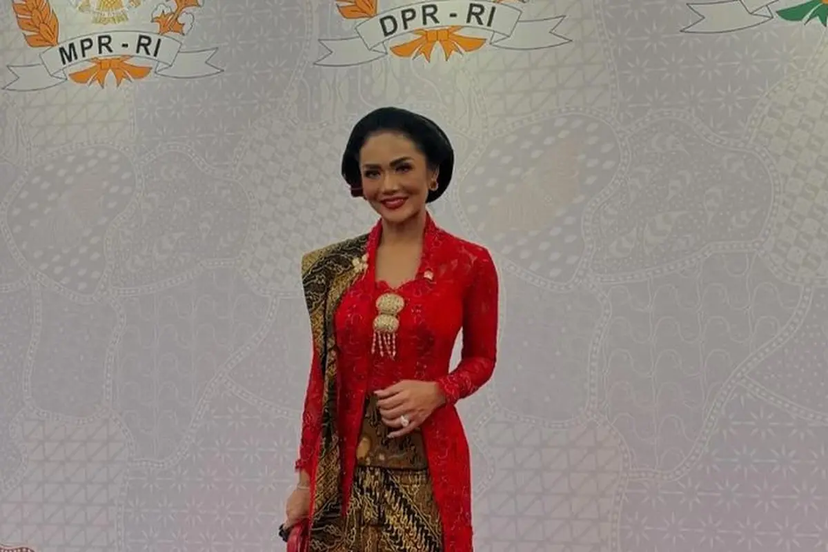 Krisdayanti tampil dengan kebaya merah (Instgram/krisdayantilemos)