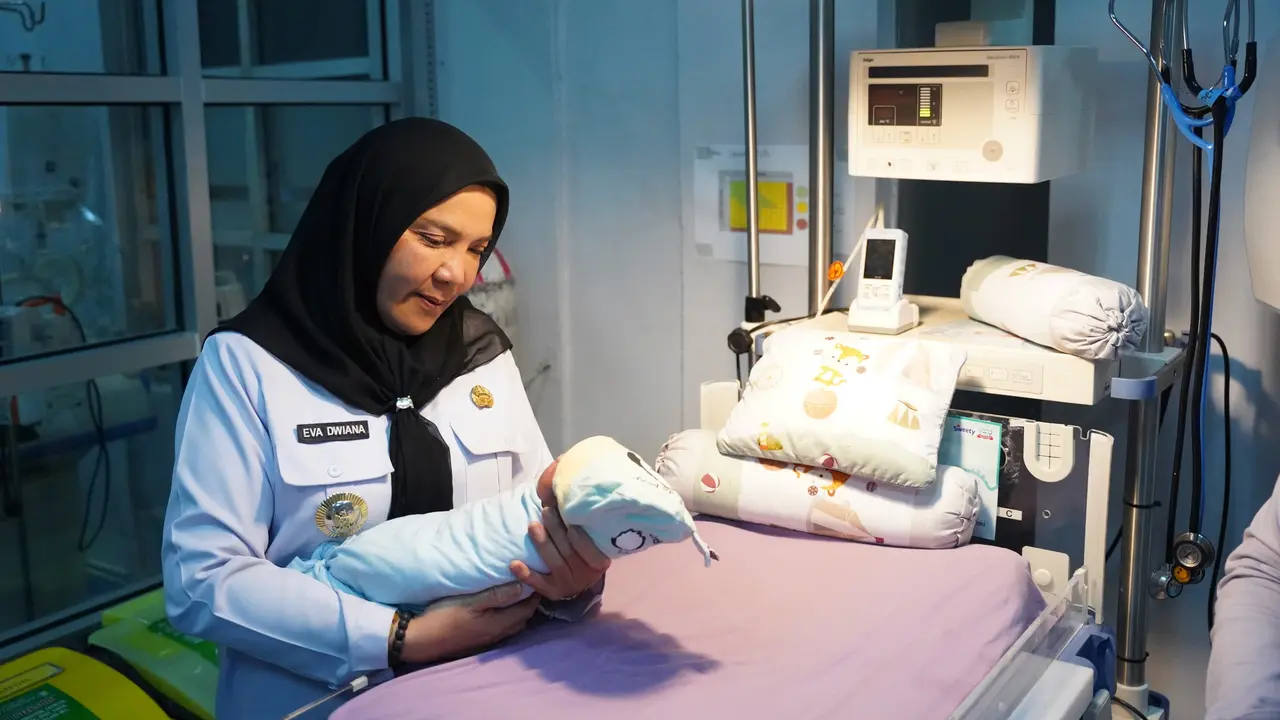 Walikota Bandar Lampung, Eva Dwiana merawat dan memberi nama bayi yang ditelantarkan oleh orang tuanya. Foto : (Istimewa).