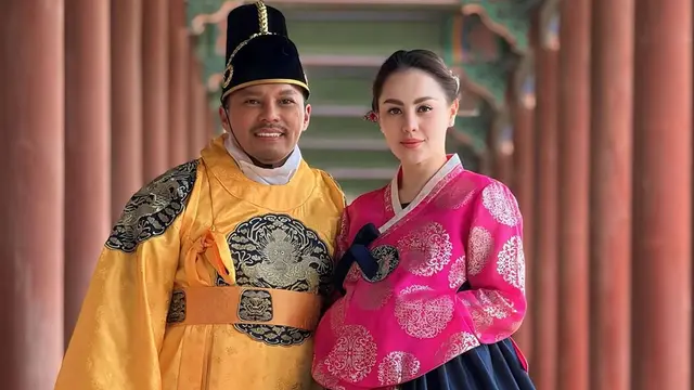 Potret Jennifer Dunn dan Keluarga Pakai Hanbok saat Nikmati Momen di Istana Gyeongbok (credit: instagram/jeje_haris89)
