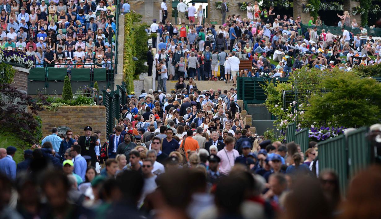 Antrian panjang penonton saat memasuki lapangan Tenis Wimbledon Championships 2016 di The All England Lawn Tennis Club, Wimbledon,  London, (27/6/2016). (AFP/Glyn Kirk)