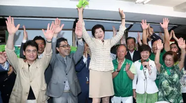 Mantan Menteri Pertahanan Jepang, Yuriko Koike (tengah) dan pendukung merayakan kemenangannya sebagai Gubernur Tokyo, Jepang, Minggu (31/7). Yuriko terpilih menjadi wanita pertama yang memimpin ibukota Jepang. (AFP PHOTO / Jiji Press)