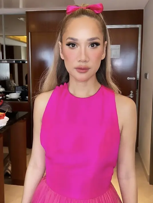 Makeup yang diaplikasikan pun membuat BCL semakin mirip Barbie.Dengan blush on pink menonjolkan pipi dan lipstik matte pink bold. [@bumiauw]