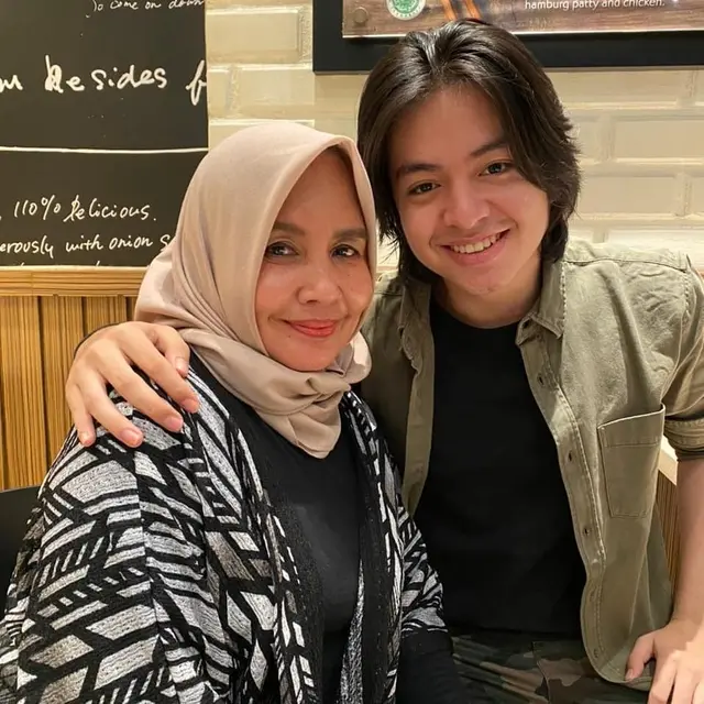 Sudah Akrab, Ini 6 Potret Kedekatan Angga Yunanda dan Ibu Shenina Cinnamon