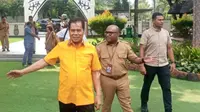 Penjabat Gubernur Papua, Muhammad Ridwan Rumasukun (kemeja kuning) saat berada di TMII beberapa waktu lalu. (Liputan6.com/Katharina Janur/papua.go.id)