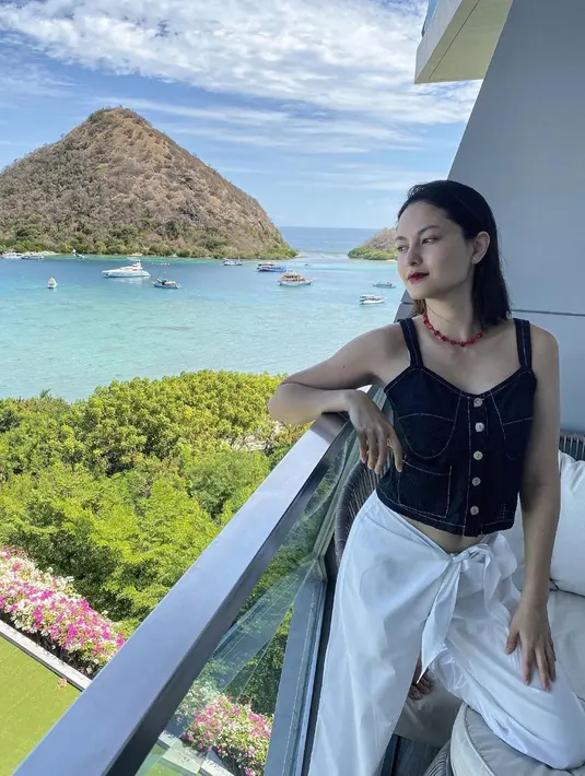 Berpose setelah bangun tidur dengan latar belakang pemandangan pulau dan pantai di Labuan Bajo yang indah membuatnya sangat menakjubkan. Clara pun tampil stunning dengan mengenakan outfit crop top berwarna hitam dan celana putih membuatnya tampak semakin memesona. (Liputan6.com/IG/@clarabernadeth)