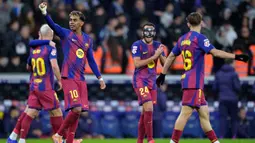 Pertandingan yang digelar di Stadion RCDE, Sabtu 3 Januari 2026 waktu setempat atau Minggu (4/1/2026) dini hari WIB berakhir dengan skor 2-0 untuk kemenangan tim tamu, Barcelona. Tampak dalam foto, penyerang Barcelona asal Spanyol, Lamine Yamal dan rekan-rekan setimnya merayakan keunggulan saat pertandingan pekan ke-18 Liga Spanyol 2025/2026 melawan RCD Espanyol di Stadion RCDE, Sabtu 3 Januari 2026 waktu setempat atau Minggu (4/1/2026) dini hari WIB. (MANAURE QUINTERO/AFP)