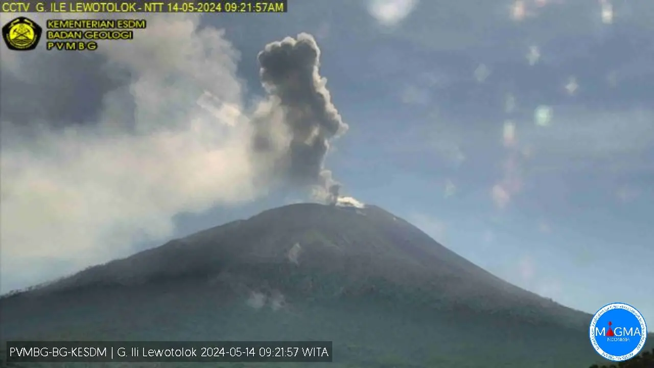 Gunung Ile Lewotolok Meletus
