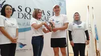 Direktur Utama Garuda Indonesia, Ari Askhara (dua dari kiri) memberikan bantuan kepada atlet squash Jakarta.