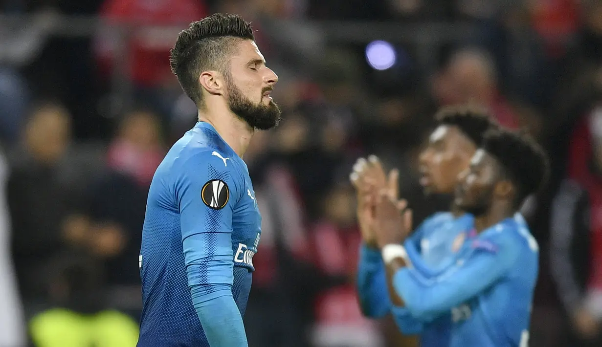 Ekspresi muram pemain Arsenal, Olivier Giroud usai timnya kalah dari FC Cologne pada laga grup H Liga Europa di Rhein  Energie Stadium, Cologne, (23/11/2017). Arsenal kalah 0-1. (AP/Martin Meissner)