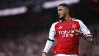Bek Arsenal asal Inggris, Ezri Konsa (15), terlihat memperhatikan jalannya pertandingan sepak bola Liga Inggris antara Arsenal dan Everton di Stadion Emirates, London, pada 24 Oktober 2026. (Henry Nicholls / AFP)