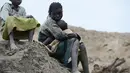 Seperti lirik Iwan Fals yang berbunyi Anak sekecil itu tak sempat nikmati waktu. Dipaksa pecahkan karang, lemah jarimu terkapar  (AFP PHOTO / ISSOUF SANOGO)