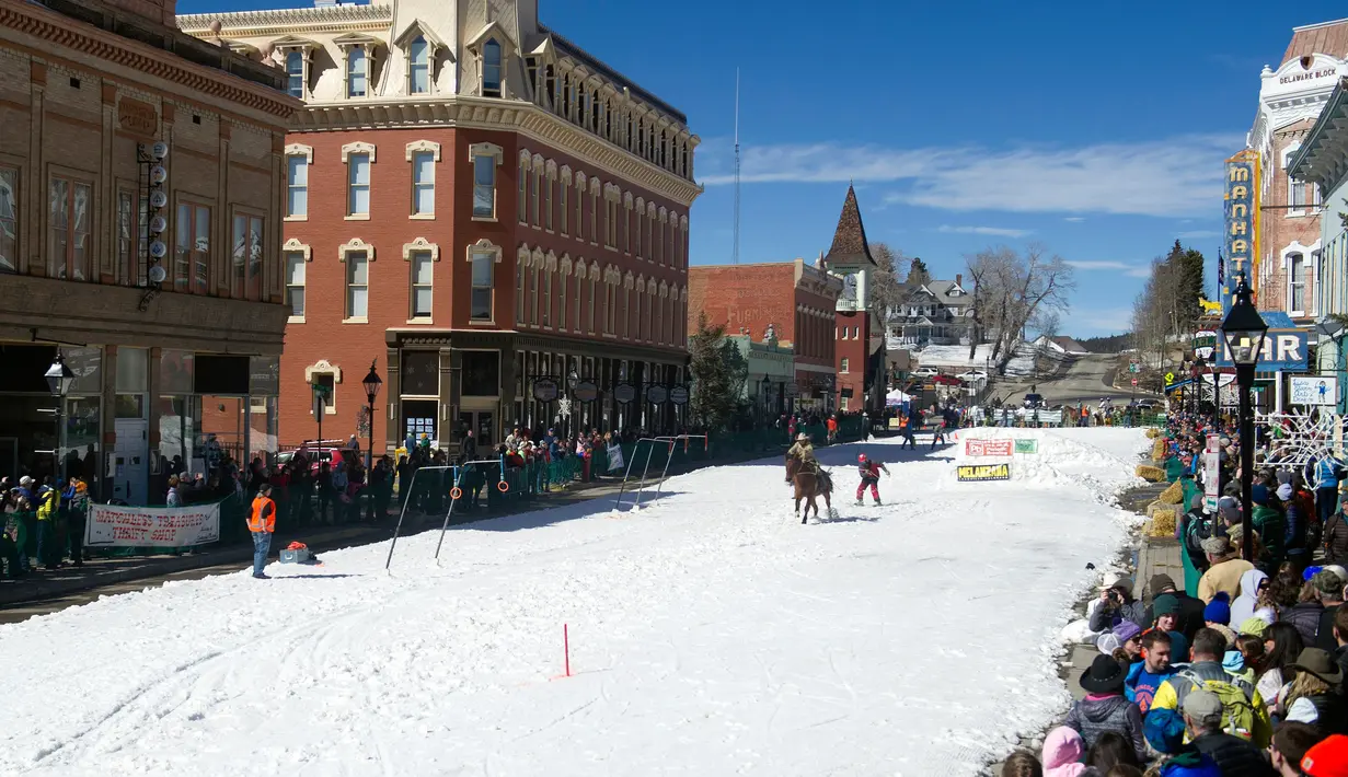 Seorang joki menarik pemain ski salju saat mengikuti kompetisi Leadville Ski Joring ke-70 di Leadville, Colorado (3/3). Dalam olahraga ini pemain ski harus melakukan lompatan dan tantangan lainnya. (AFP Photo/Jason Connolly)