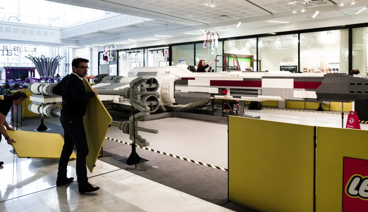 Pesawat ruang angkasa "Star Wars X-Wing" skala penuh dari balok lego ditampilkan di pusat perbelanjaan pinggiran kota Paris, 12 Desember 2018. Pesawat yang terbuat lebih dari satu juta balok Lego itu untuk memeriahkan perayaan Natal. (Philippe LOPEZ/AFP)