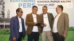 (ki-ka) Direktur Keuangan dan Umum PT Pupuk Kalimantan Timur (PKT) Qomaruzzaman, Direktur Utama Rahmad Pribadi, Direktur Operasi dan Produksi Hanggara Patrianta dan Senior Executive VP Business Support Meizar Effendi berbincang Kinerja PKT di tahun 2021, Jakarta (25/03/2022) (Liputan6.com/HO/PKT)