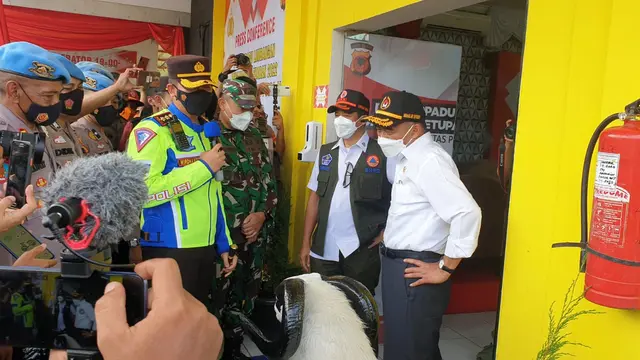 Kehadiran Menko Pembangunan Manusia dan Kebudayaan (PMK) Muhadjir Effendy di pos terpadu Limbangan, Garut, Jawa Barat mendapatkan sambutan hangat diplomasi ‘domba Garut’ oleh Kapolres Garut AKBP Wirdhanto Hadicaksono. (Liputan6.com/Jayadi Supriadin)