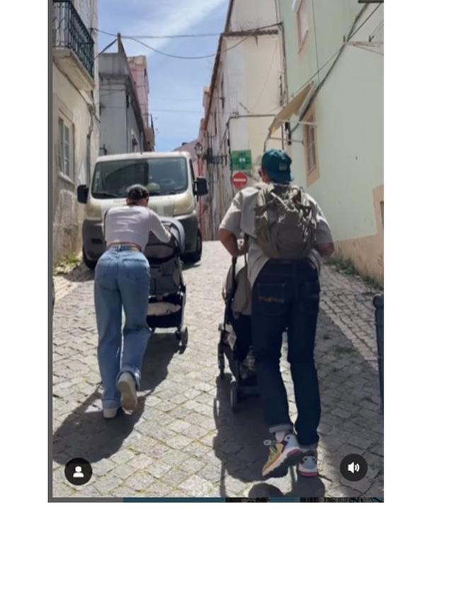 8 Momen Jennifer Bachdim Angkat Stroller Anak saat Liburan di Portugal, Curi Perhatian