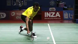 Tunggal putra Indonesia, Tommy Sugiarto, mengembalikan kok saat melawan pebulutangkis China, Chen Long, pada Blibli Indonesia Open 2019 di Istora Senayan, Jakarta, Rabu (17/7). Tommy kalah 22-20, 14-21 dan 21-17. (Bola.com/Yoppy Renato)