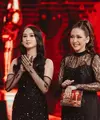 Penampilannya ini, senada dengan Maia Estianty yang mengenakan gaun lace hitam kerah tinggi dengan gaya rambut ponytail. [@morizsey]