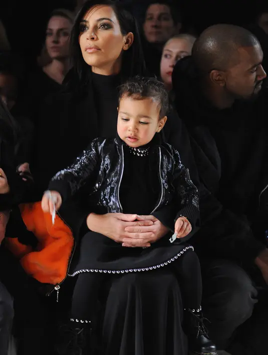 Meski terpaut usia masih balita, eksistensi North West begitu menyita perhatian para netizen. Belum lama ini, Kanye West memberikan hadiah ulang tahun spesial untuk North yakni kalung bertahtakan rubi seharga 5 miliar USD. (AFP/Bintang.com)