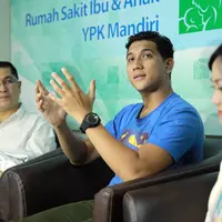 Adra dampingi Tantri Kotak melahirkan. (Adrian Putra/Bintang.com)