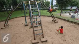 Sejumlah bocah bermain di Taman Tanjung, Jakarta, Senin (7/11). Dinas Pertamanan dan Pemakaman DKI Jakarta mengatakan bahwa Ruang Terbuka Hijau (RTH) di Provinsi DKI Jakarta hingga saat ini baru mencapai 14,94%. (Liputan6.com/Immanuel Antonius)