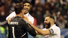 Dibumbui hubungan tak harmonis antara kedua pelatih, Carlo Ancelotti dan Gennaro Gattuso, Real Madrid berhasil mengalahkan Valencia lewat adu penalti 4-3 (1-1) dalam babak semifinal Piala Super Spanyol yang berlangsung di King Fahd Stadium, Riyadh, Arab Saudi, Kamis (12/1/2023) dini hari WIB. Kiper Real Madrid Thibaut Courtois menjadi pahlawan kemenangan Los Blancos setelah berhasil menepis dua ekseksui penalti Valencia. (AFP/Giuseppe Cacace)