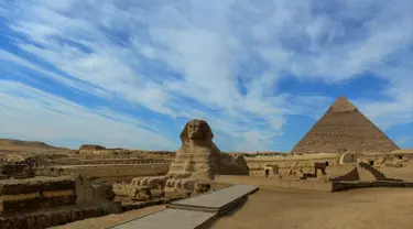 Pemandangan Sphinx dengan latar belakang Piramida Giza di pinggiran Ibukota Kairo, Mesir (6/12). Piramida ini adalah monumen yang tersisa dari Tujuh Keajaiban Dunia. (AFP Photo/Mohamed El-Shahed)