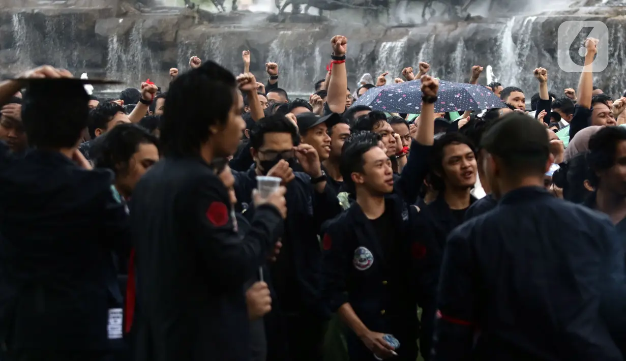 Mahasiswa Universitas Trisakti melakukan aksi unjuk rasa di sekitar Kawasan Patung Arjuna Wijaya atau Patung Kuda, Jakarta, Kamis (12/5/2022). Mereka menuntut penyelesaian kasus pelanggaran HAM yang terjadi saat aksi reformasi 1998. (Liputan6.com/Helmi Fithriansyah)