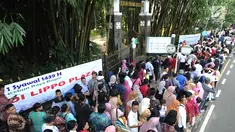 Warga antre masuk ke dalam Istana Bogor saat kegiatan open house Presiden Joko Widodo di Jalan Ir.H.Djuanda, Bogor (15/6). Ribuan warga antre untuk bersalaman mengucapkan selamat Idul Fitri  1439 H. (Merdeka.com/Arie Basuki)