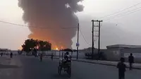 Asap dan api membubung dari sebuah lokasi di Hodeidah, Yaman, pada Sabtu, 20 Juli 2024 akibat serangan Israel. (AP)