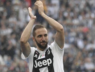 Peyerang Juventus, Gonzalo Higuain menjadi salah satu incaran Chelsea untuk mengarungi Premier League 2018-2019, Namun menurut Sky Italia AC Milan ikut meramaikan tawaran untuk pemain Argentina tersebut. (AFP/Marco Bertorello)