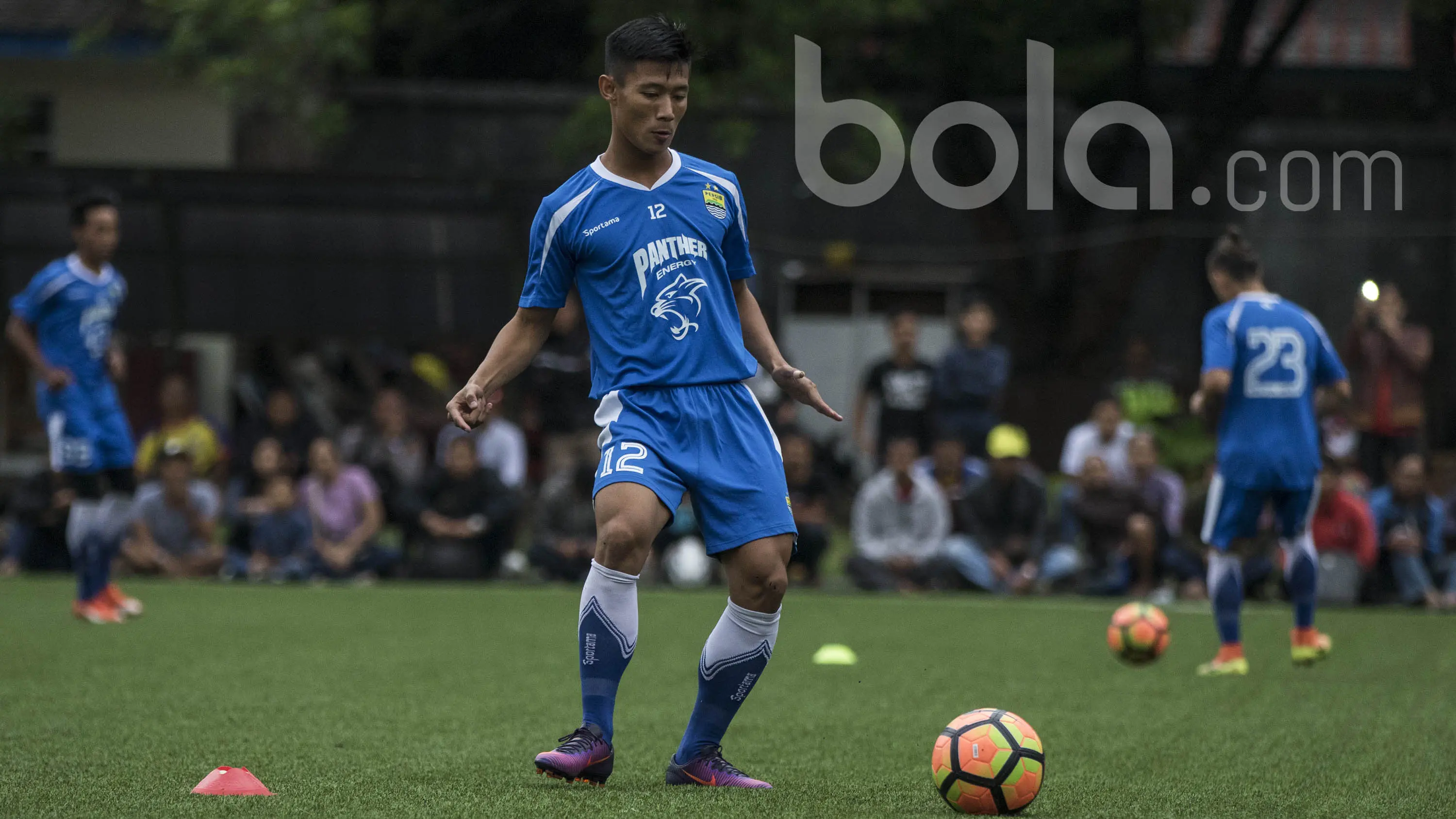 Bek muda Persib Bandung Henhen Herdiana. (Bola.com/Vitalis Yogi Trisna)