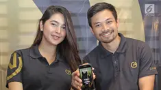 Pasangan selebritis Nabila Syakieb dan Reshwara Radinal menunjukkan aplikasi Djiugo di Jakarta, Selasa (14/11). Djiugo adalah Aplikasi yang menyediakan informasi dan layanan lengkap untuk peminat olahraga berkuda. (Liputan6.com/Herman Zakharia)
