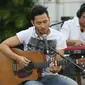 Penampilan Gitaris Noah Uki, dalam Intimate Music Concert bertajuk "Eargasm Noah" yang digagas oleh vidio.com, di kawasan kota,Jakarta,Rabu (15/6/2016). Band Noah membawakan 8 lagu dalam konser tersebut (Liputan6.com/Herman Zakharia)