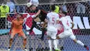 Namun, kemenangan Spanyol yang sudah di depan mata buyar pada menit ke-90+2. Mario Pasalic berhasil menyamakan skor dengan sundulan. Skor tetap 3-3 hingga babak kedua berakhir. Pertandingan berlanjut ke babak perpanjangan waktu. (Foto: AP/Pool/Martin Meissner)