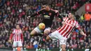 Bek Manchester United, Chris Smailling, berusaha melewati  penjagaan pemain Stoke, Geoff Cameron, pada laga Premier League. MU kalah 0-2. (AFP/Paul Ellis)
