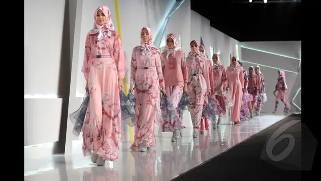 Koleksi Terbaru Itang Yunaz di Indonesia Fashion Week 2015