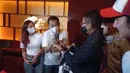 Showbiz Liputan6.com lantas menanyai Hanung Bramantyo seraya menyebut 5 juta penonton Miracle In Cell No. 7 sebagai kado indah untuk ulang tahunnya yang ke-47. Mendengar ini, Sandiaga Uno kaget. Ia pun spontan menyanyikan “Happy Birthday” seraya bertepuk tangan. Sang Menteri lantas menyerahkan segelas pop corn bersalut cokelat untuk sutradara film Ayat-ayat Cinta. Hanung Bramantyo semringah menerima kado spontanitas ala Sandiaga Uno.