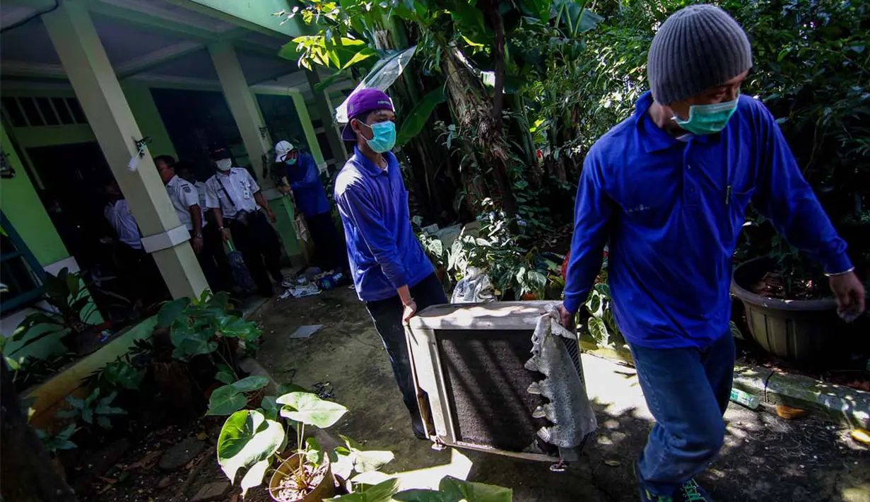 PT. KAI (Persero) melakukan pengosongan rumah mantan Kadaop 1 PT KAI, Eddy Sasongko, Jakarta, Kamis (24/4/2014) (Liputan6.com/Faizal Fanani).  