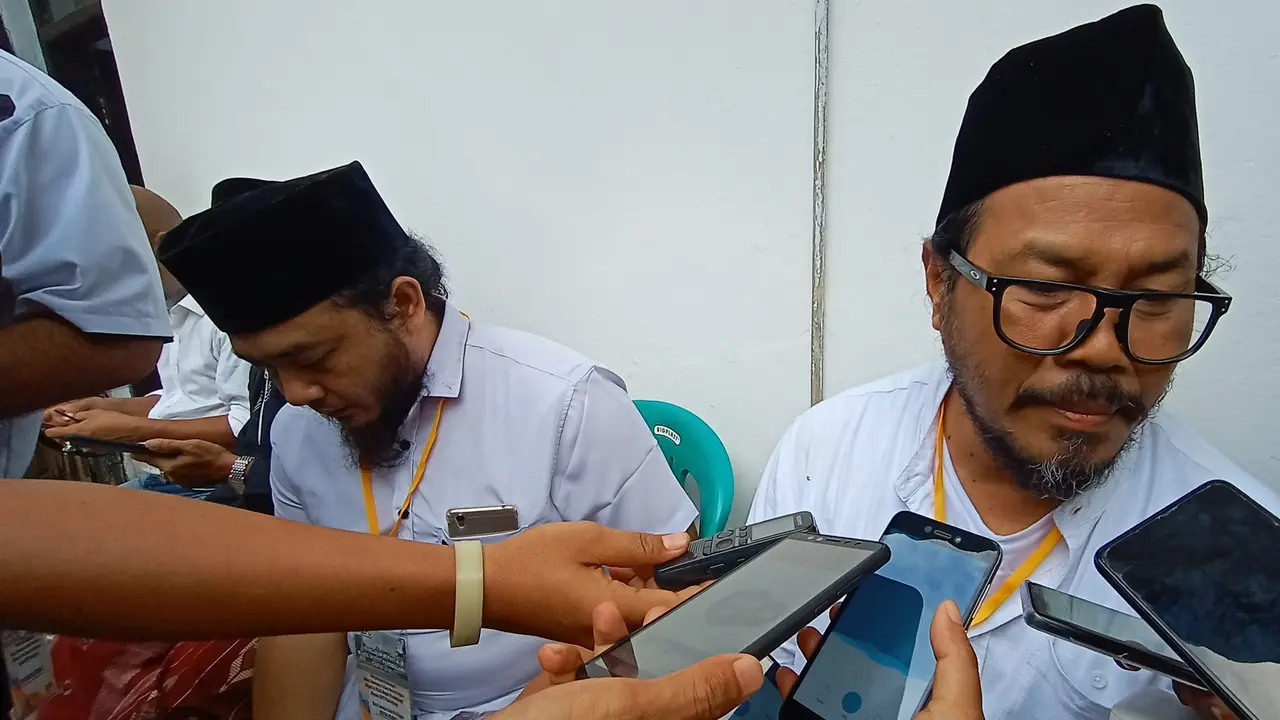 Gaya vokalis Jamrud, Krisyanto saat mendaftar sebagai Bakal Calon Bupati Pandeglang (Yandhi/Liputan6.com)